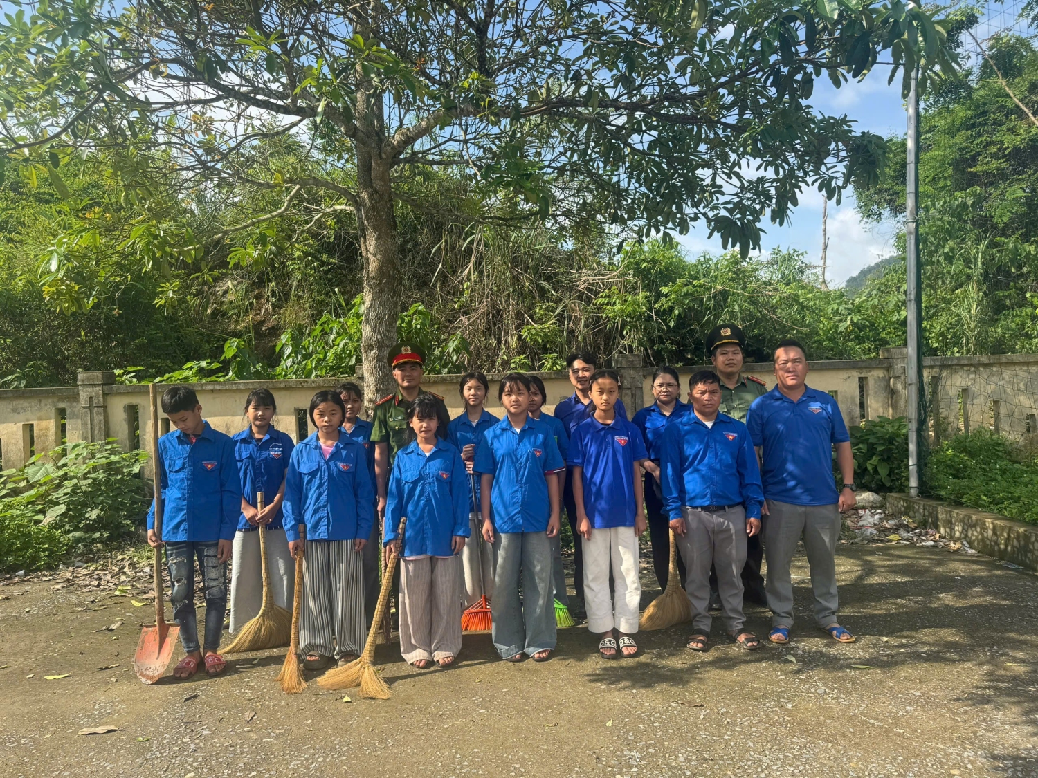 Chi Đoàn Công an xã Pa Tần cùng các đoàn viên thanh niên trên địa bàn xã ra quân, tổng dọn môi trường trong chương trình “Ngày chủ nhật xanh"