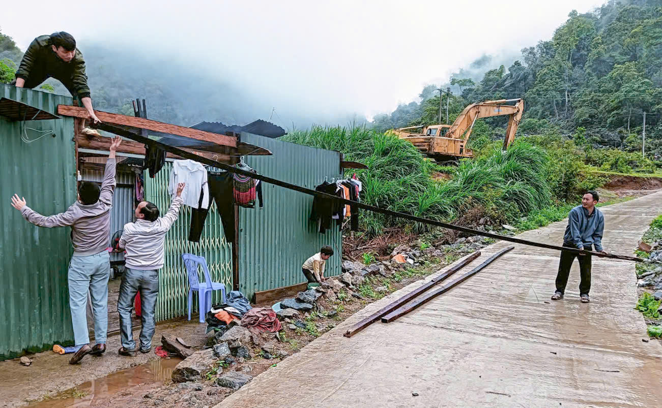 Lực lượng vũ trang cùng cơ quan đoàn thể xã Tủa Sín Chải hỗ trợ bà con khắc phục thiên tai