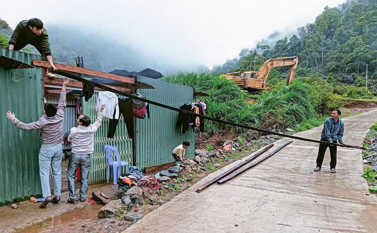 Lực lượng vũ trang cùng cơ quan đoàn thể xã Tủa Sín Chải hỗ trợ bà con khắc phục thiên tai