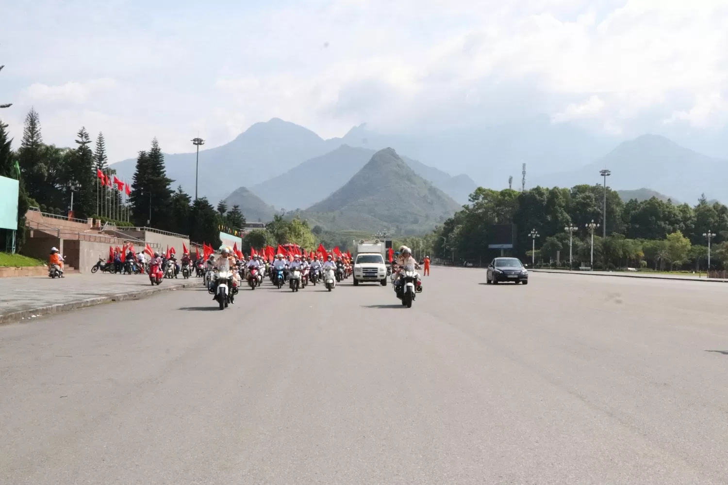 Lực lượng Cảnh sát giao thông bảo đảm an ninh trật cho đoàn diễu hành  Lễ phát động tháng hành động về ATVSLĐ năm 2026