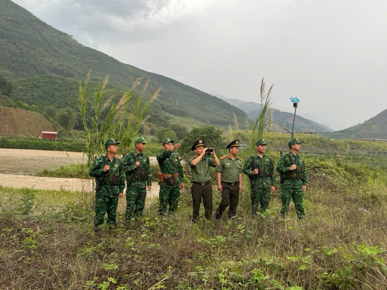 Lực lượng Công an quản lý xuất nhập cảnh phối hợp tuần tra biên giới