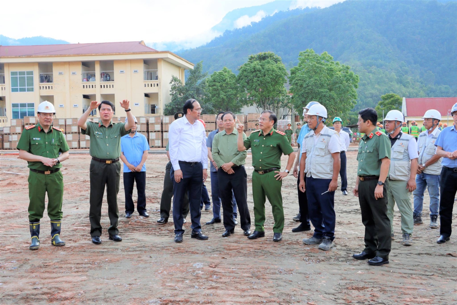 Thứ trưởng cùng các đồng chí lãnh đạo tỉnh đề nghị các đơn vị thi công đẩy nhanh tiến độ công trình để bàn giao đúng thời gian quy định.