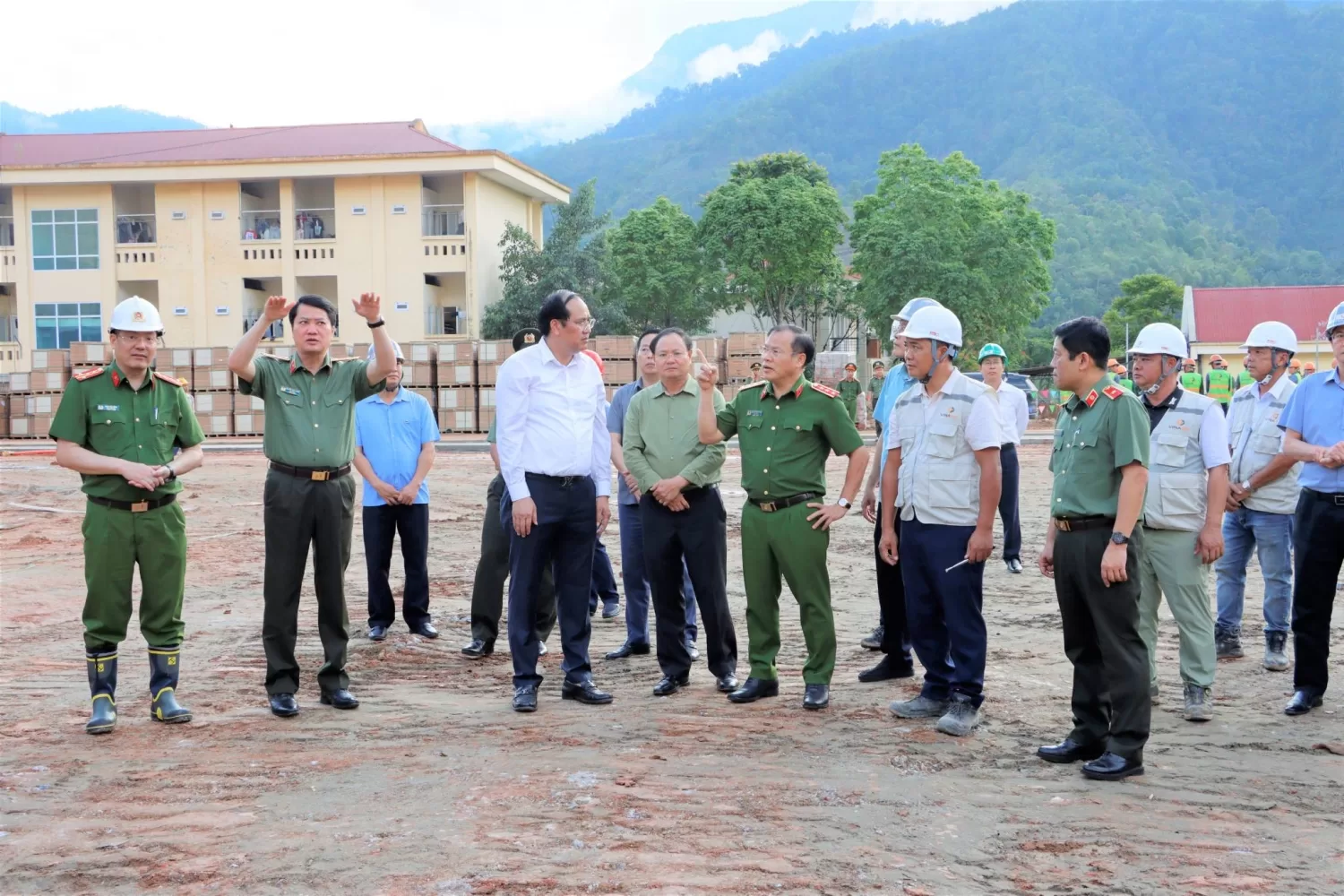 Thứ trưởng cùng các đồng chí lãnh đạo tỉnh đề nghị các đơn vị thi công đẩy nhanh tiến độ công trình để bàn giao đúng thời gian quy định.