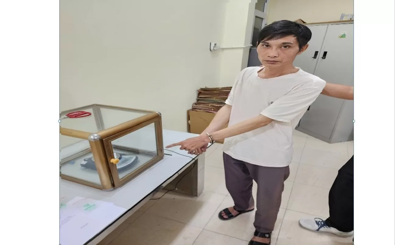 Cơ quan điều tra tiến hành cân xác định khối lượng heroin thu giữ của Hoàng Văn Thong
