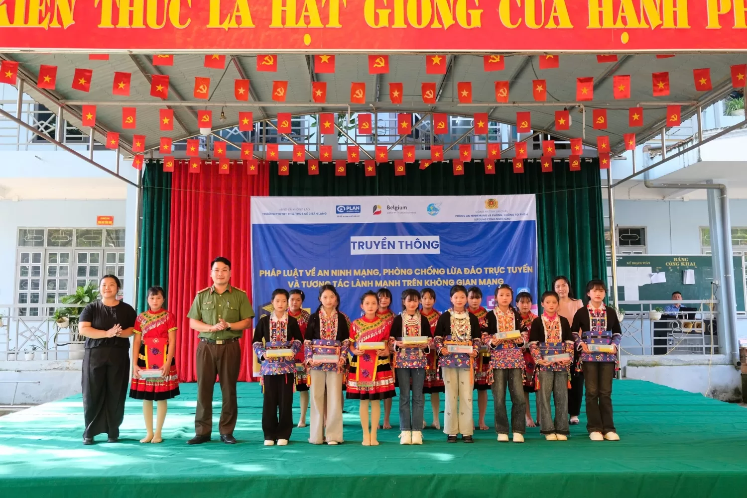 Tổ chức tuyên truyền pháp luật về an ninh mạng, phòng chống lừa đảo trực tuyến và tương tác lành mạnh trên không gian mạng