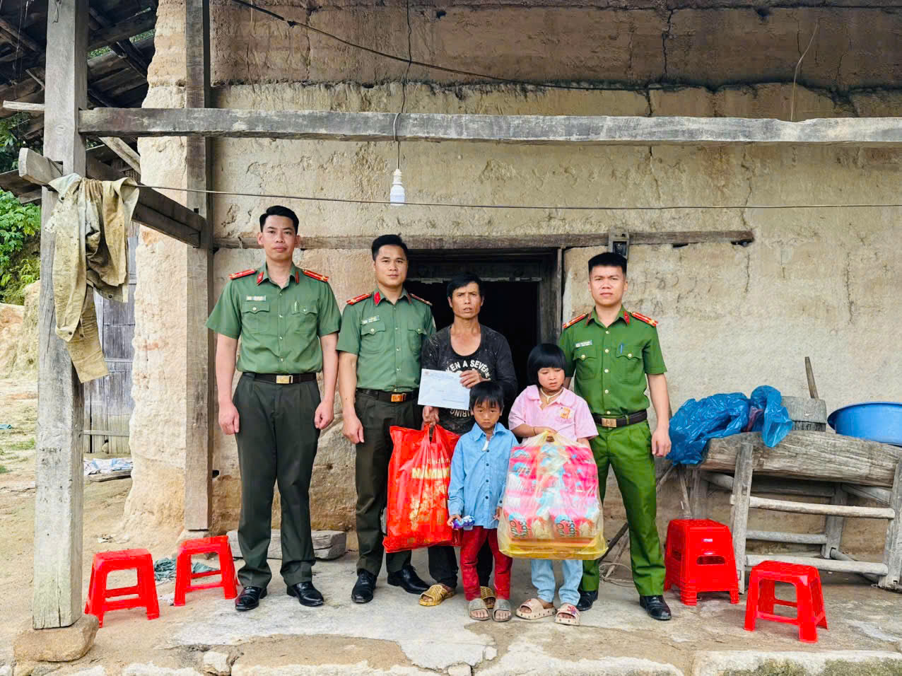 Trao tặng quà cho gia đình 02 cháu Tẩn Thị Hoa và Tẩn Văn Mạnh