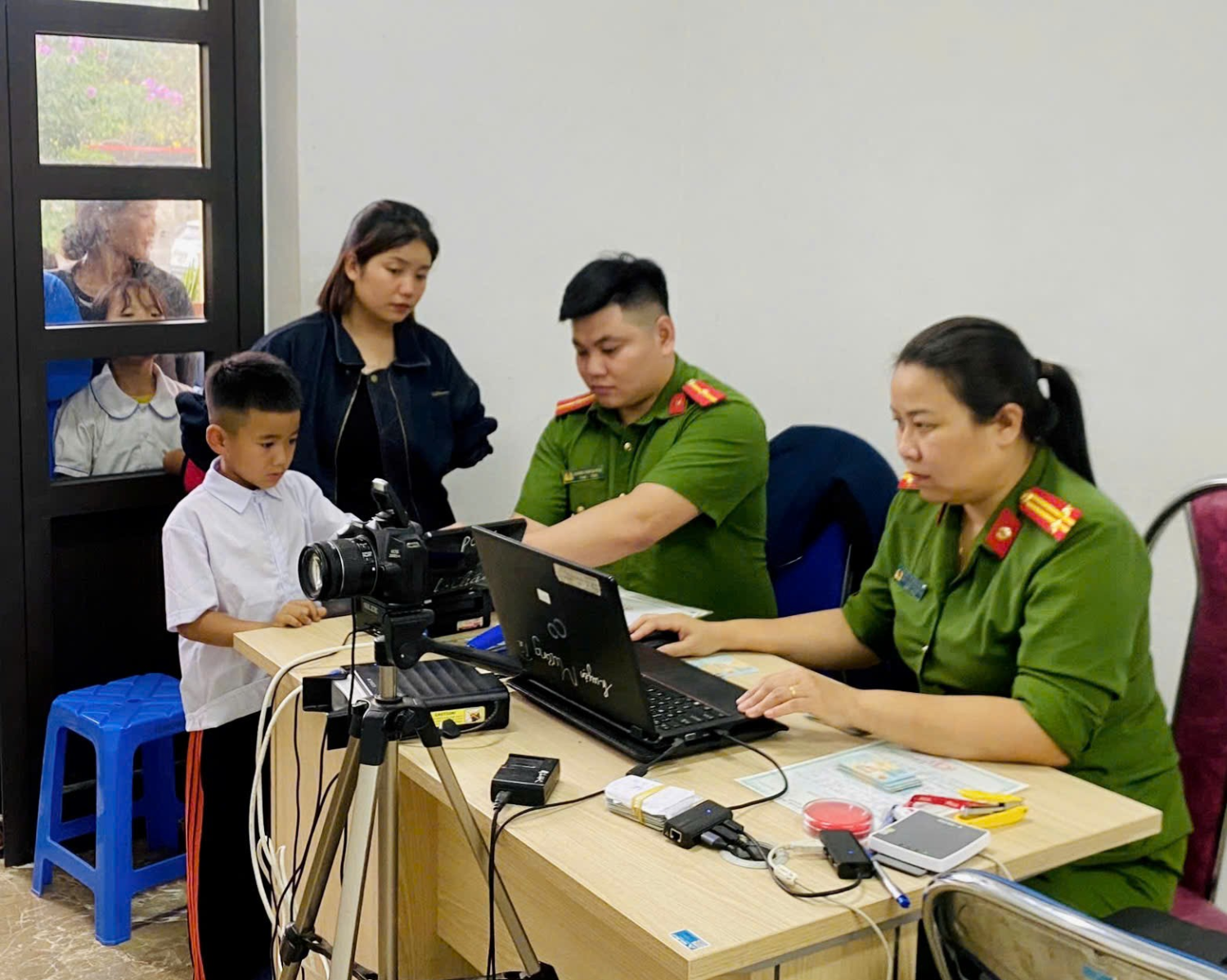 CBCS Công an xã Bum Tở trực tiếp hướng dẫn, hỗ trợ người dân đăng ký tài khoản định danh điện tử.