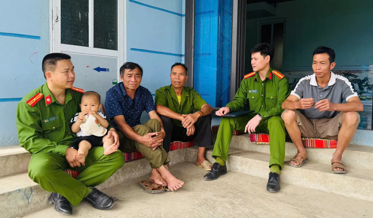 CBCS Công an xã Bum Tở trực tiếp hướng dẫn, hỗ trợ người dân đăng ký tài khoản định danh điện tử.