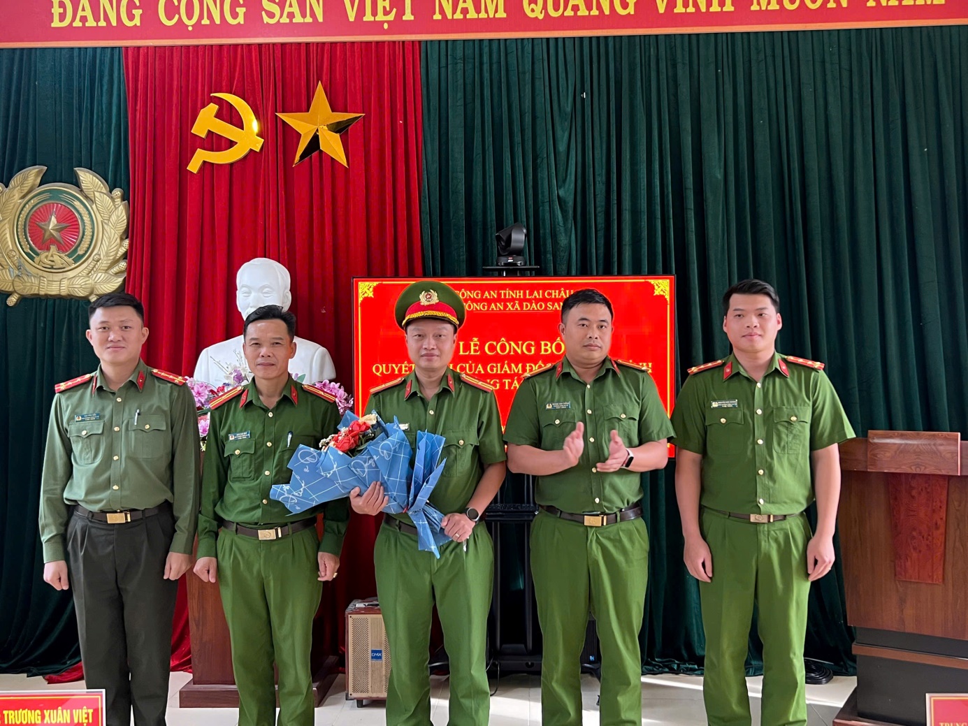 Cấp ủy, lãnh đạo Công an xã tặng hoa chúc mừng đối với đồng chí Thiếu tá Nguyễn Trung Lộc – Phó Trưởng CAX Sì Lờ Lầu