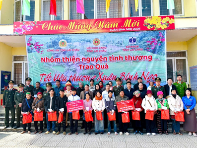 Đoàn công tác tặng quà cho các hộ gia đình có hoàn cảnh khó khăn trên địa bàn xã nhân dịp Xuân Bính Ngọ 2026