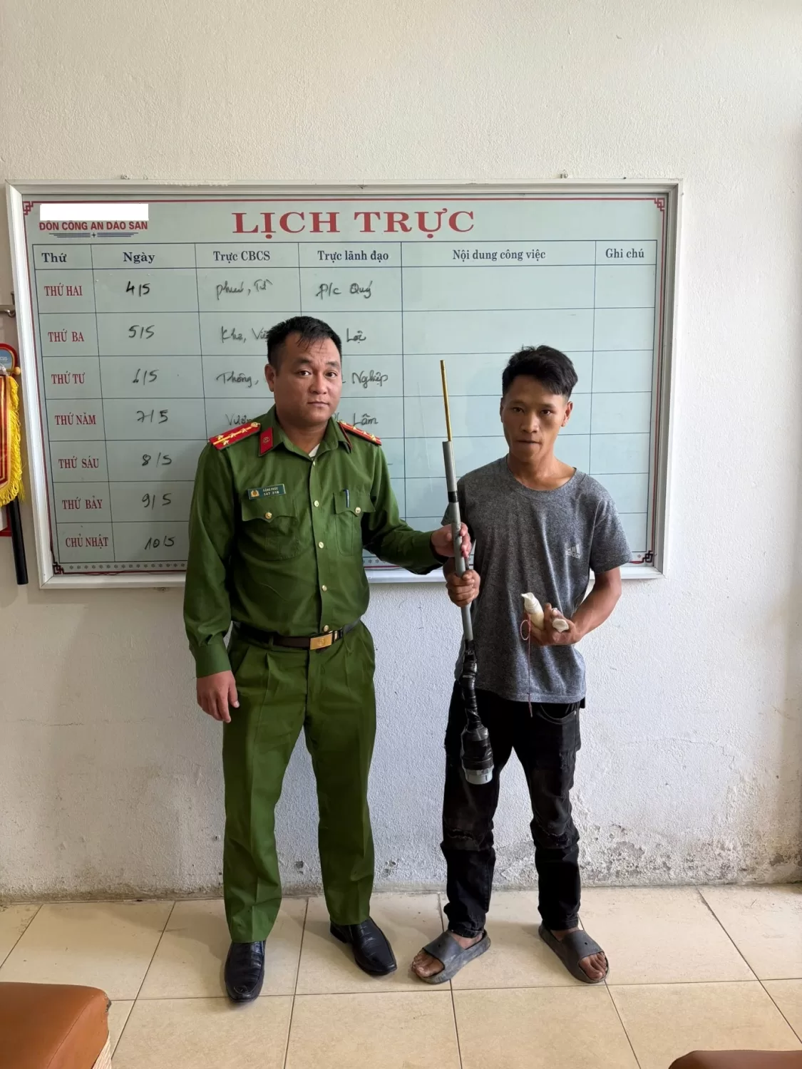 Người dân mang súng tự chế đến Công an xã để giao nộp