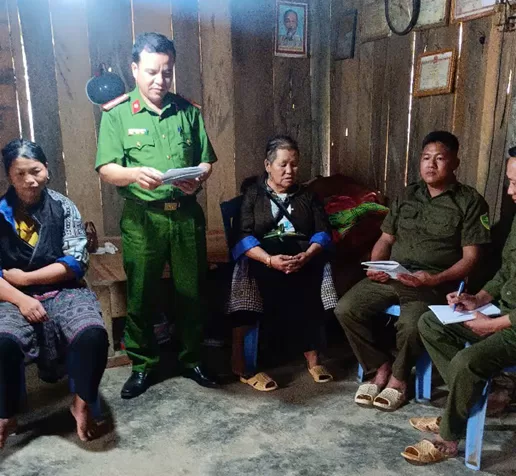 CBCS Công an xã Than Uyên tuyên truyền tại thôn bản