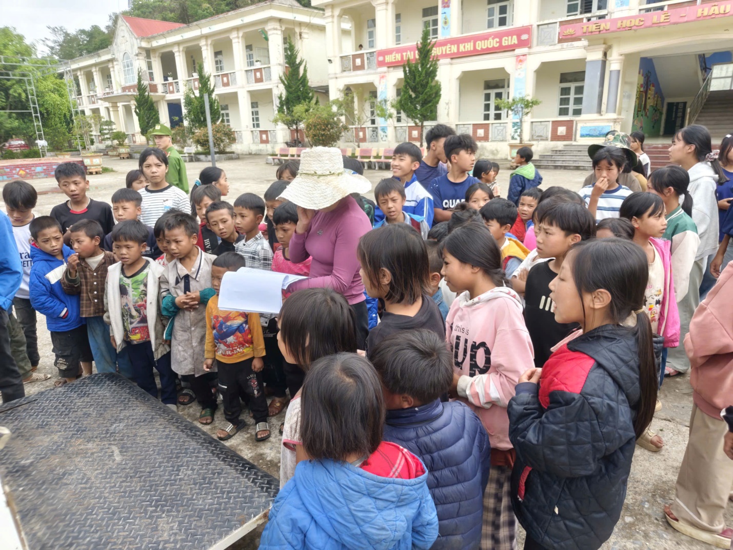 Công an xã đón các cháu học sinh ra làm định danh điện tử mức độ 2