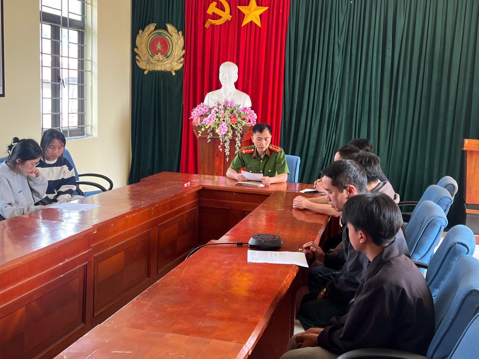 Cán bộ Công an xã hướng dẫn phụ huynh và các em học sinh có nhu cầu đăng ký tuyển sinh vào các Trường CAND năm 2026