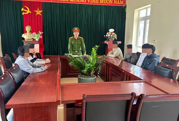Cán bộ Công an xã gặp gỡ, trao đổi với các trường hợp đang sử dụng thuốc thay thế (Methadone)