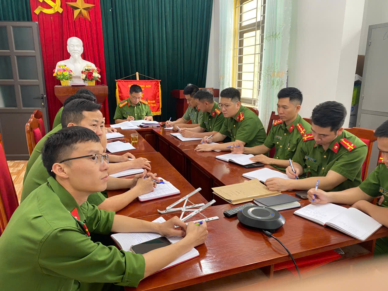 Toàn cảnh buổi họp chuyên đề của chi bộ Công an xã
