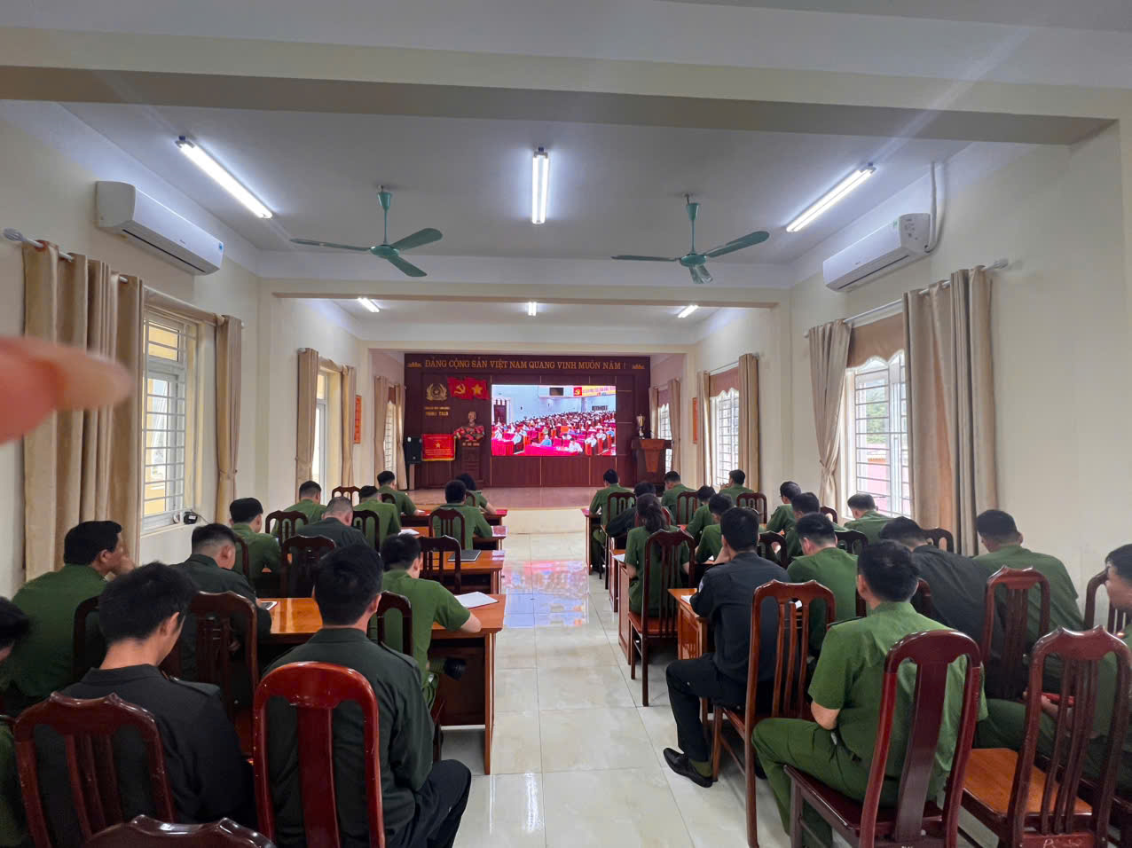 Đảng viên, CBCS phòng Cảnh sát cơ động tham gia tại hội trường đơn vị