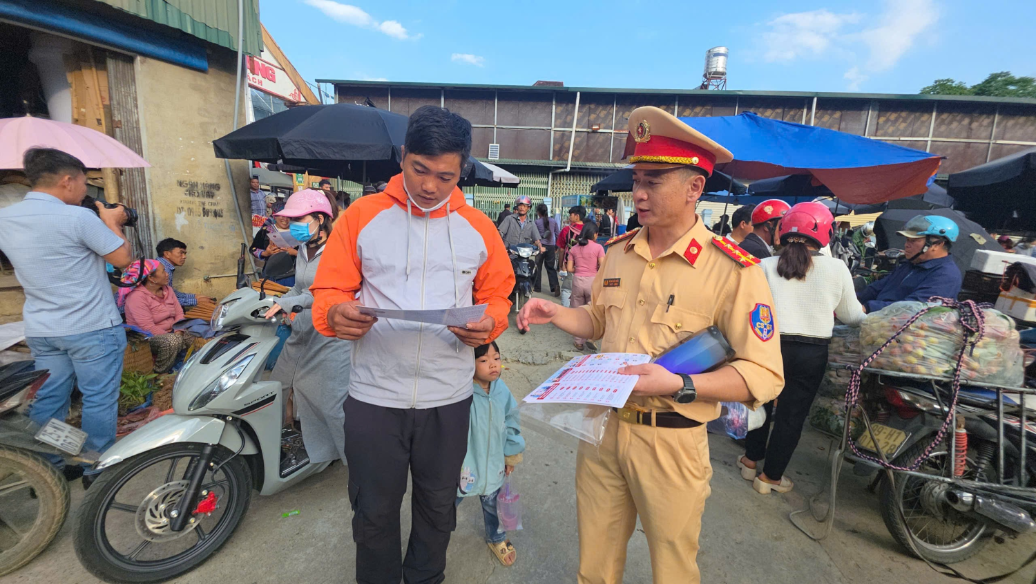 Tổ công tác phát tờ rơi tuyên truyền về trật tự an toàn giao thông