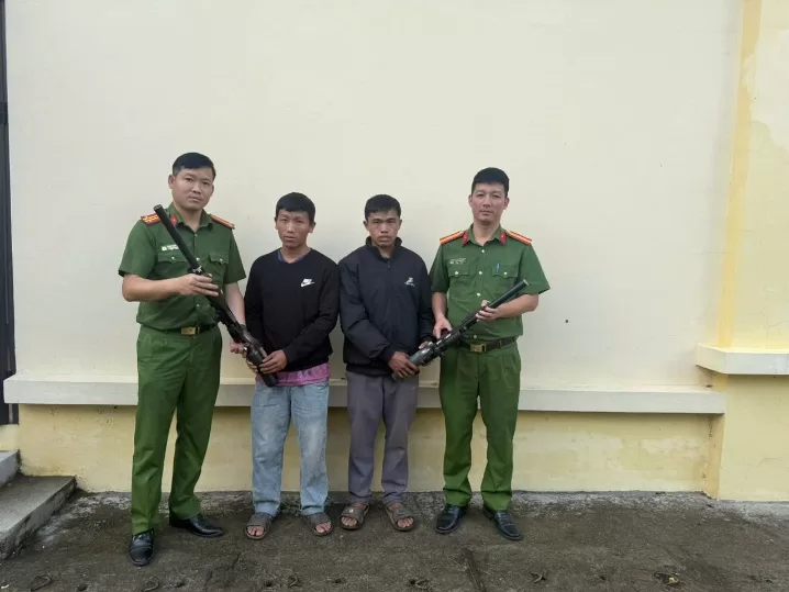 Nhân dân giao nộp súng tại trụ sở Công an xã
