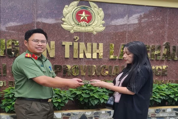 Hình ảnh đồng chí Đại úy Lù Anh Sơn trả lại tài sản cho người đánh mất