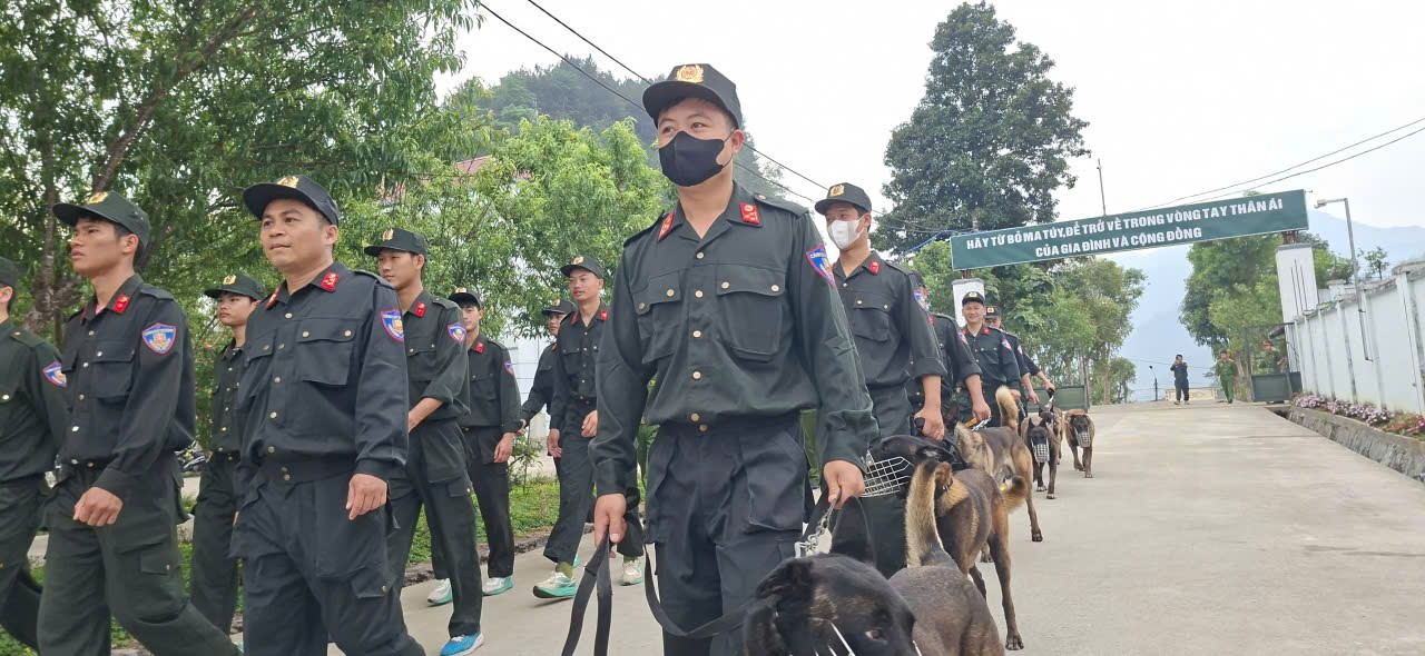 Cán bộ, chiến sĩ Phòng Cảnh sát cơ động phối hợp tuần tra, kiểm soát tại cơ sở cai nghiện và các mục tiêu trọng điểm.