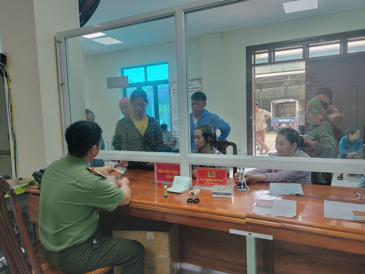 Hướng dẫn công dân nộp hồ sơ làm thủ tục xuất nhập cảnh