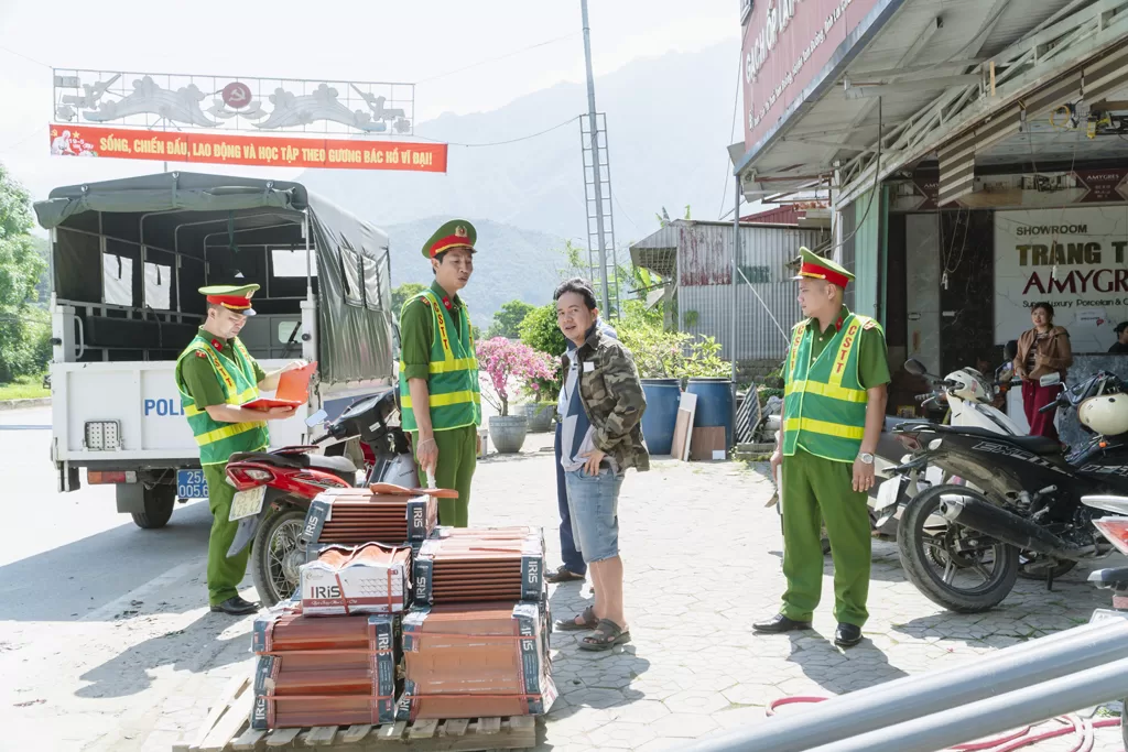 Lực lượng Công an xã Bình Lư tuyên truyền, nhắc nhở các hộ kinh doanh chấp hành quy định về trật tự, an toàn giao thông đường bộ.
