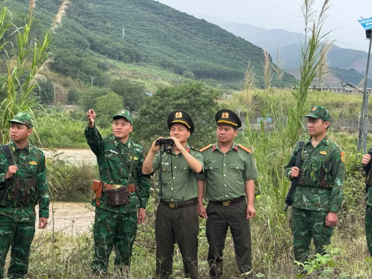 Tổ công tác tiến hành tuần tra biên giới tại khu vực cửa khẩu Ma Lù Thàng