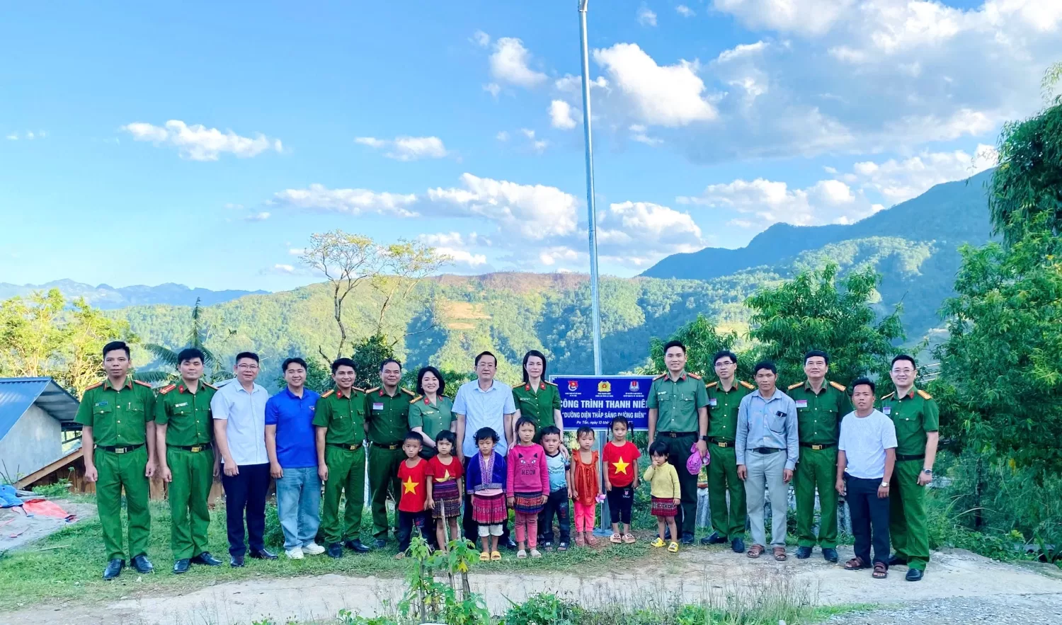TT ĐU-HĐND, LĐ UBND cùng lực lượng vũ trang và nhân dân tham dự lễ treo cờ