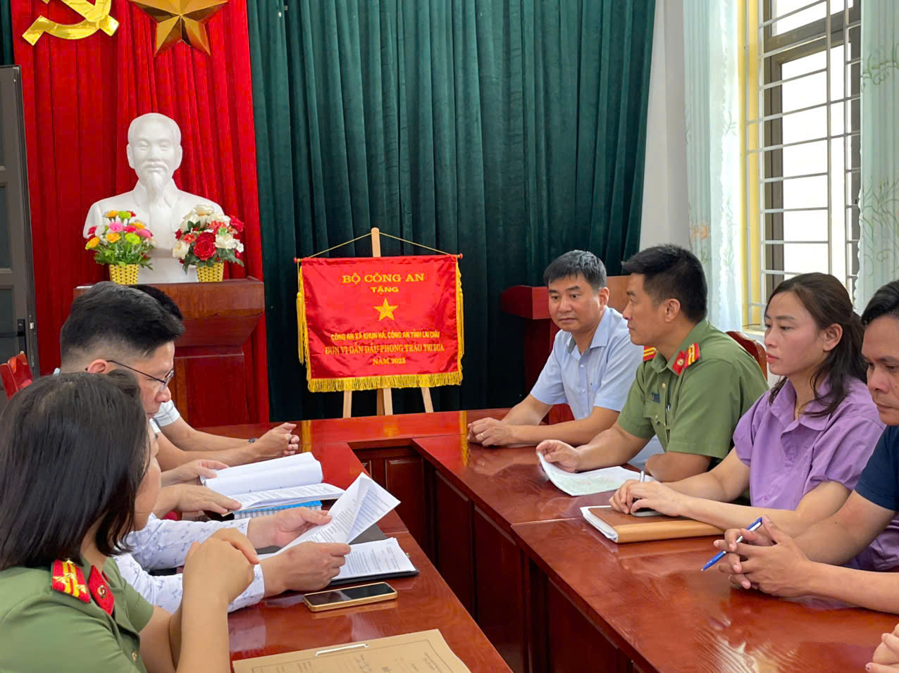 Toàn cảnh buổi làm việc của đoàn liên ngành đối với Công an xã