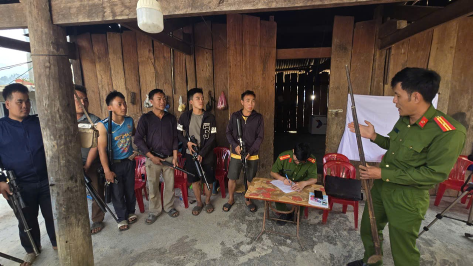Cán bộ Công an xã Nậm Hàng tuyên truyền cho bà con nhân dân các quy định của pháp luật về việc tàng trữ và sử dụng vũ khí, vật liệu nổ, công cụ hỗ trợ