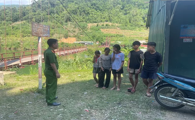 Cán bộ Công an xã tuyên truyền, nhắc nhở, giáo dục các cháu đu dây, nhảy cầu nguy hiểm