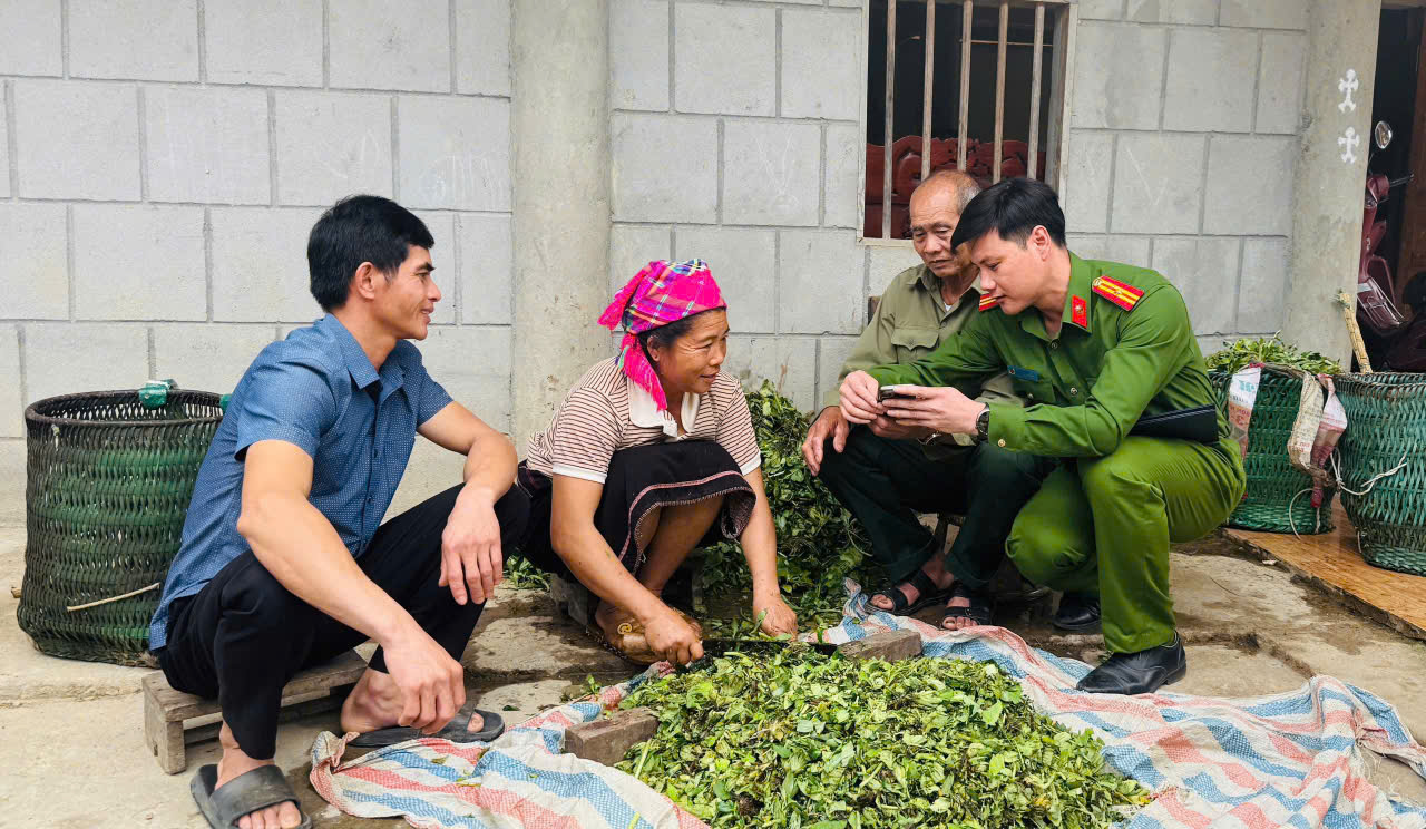 Lực lượng Công an xã xuống địa bàn tuyên truyền tác hại của ma túy.