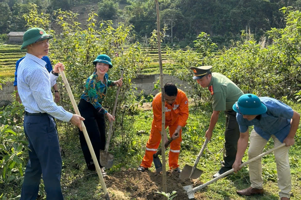 Cán bộ Công an xã Nậm Hàng cùng đại diện các ban ngành và nhân dân vun đất, trồng cây xanh tại lễ phát động.