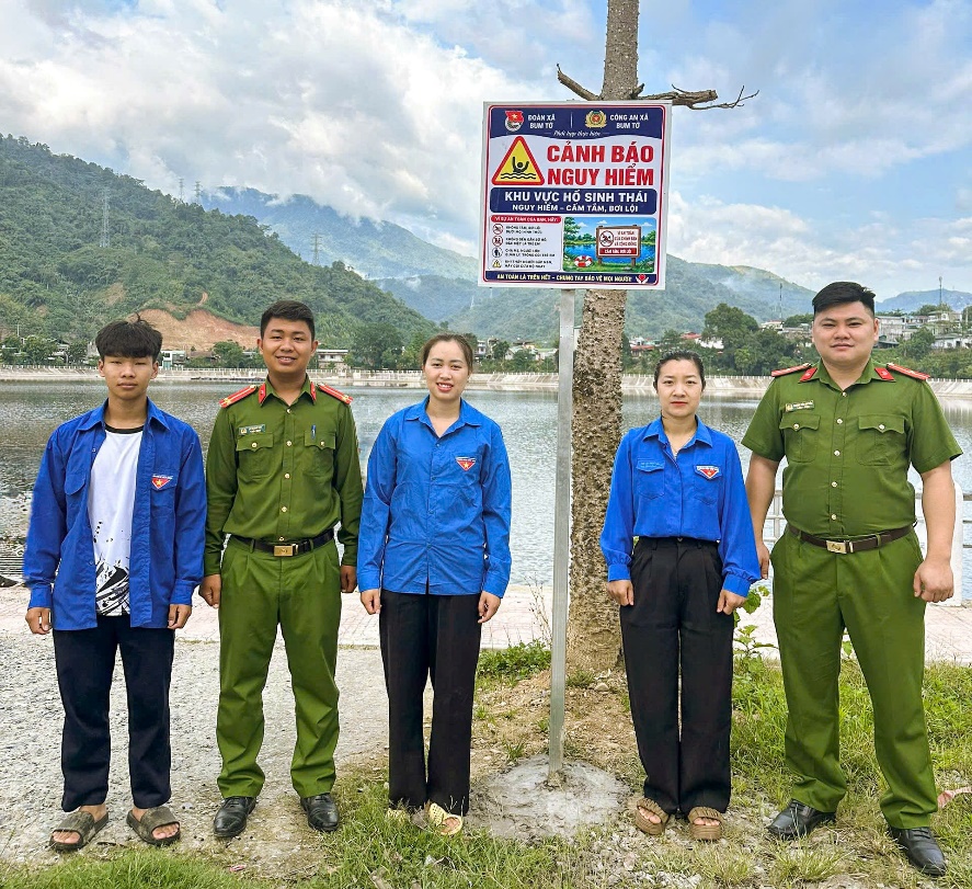 Tuổi trẻ Công an xã Bum Tở phối hợp Đoàn Thanh niên xã triển khai các biển tuyên truyền bảo vệ môi trường và phòng, chống đuối nước tại khu vực Hồ sinh thái.