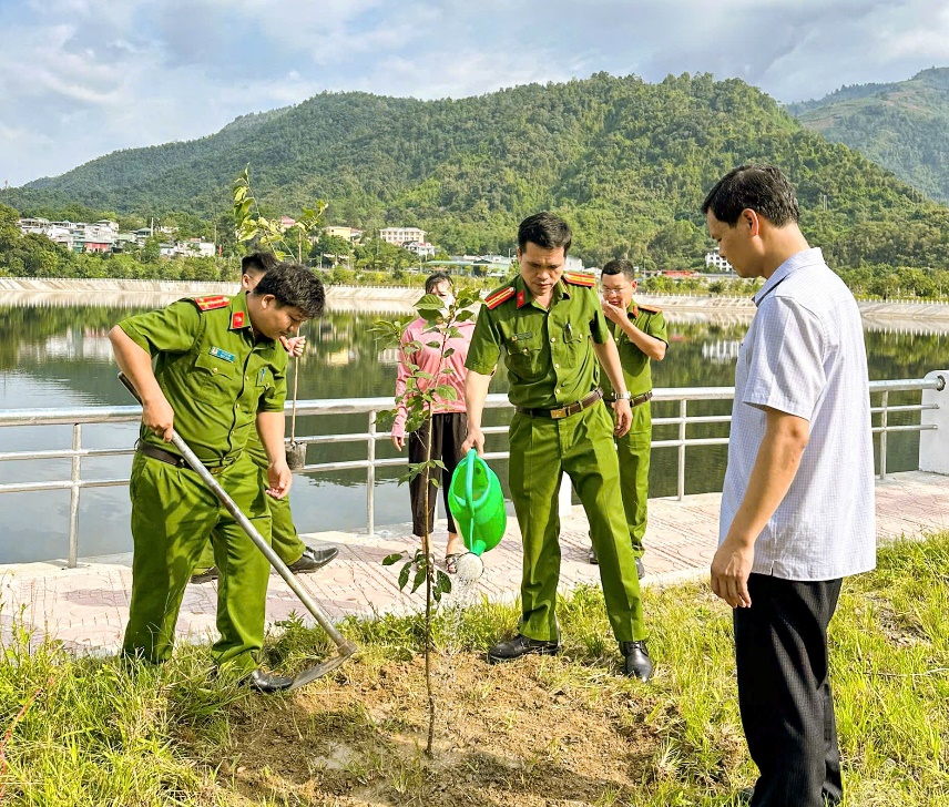 Công an xã Bum Tở cùng các lực lượng địa phương tham gia “Tết trồng cây đời đời nhớ ơn Bác Hồ” năm 2026.
