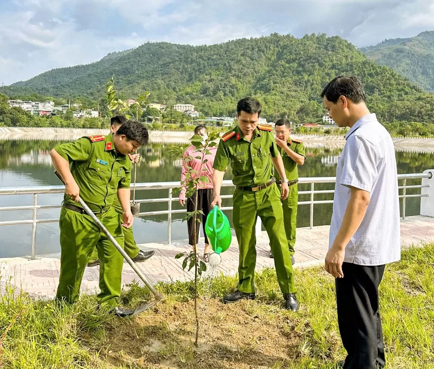Chi đoàn Công an xã Bum Nưa hỗ trợ gia đình chính sách xây dựng nhà ở.