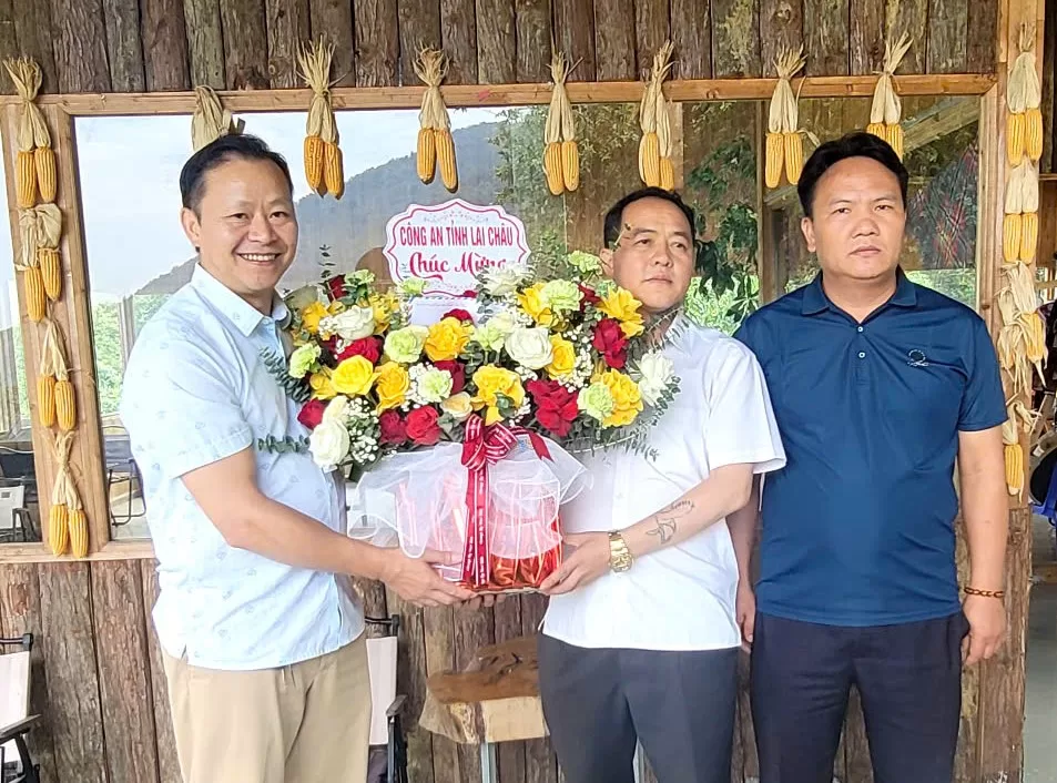 Đoàn viên Chi đoàn Công an xã tham gia trồng cây