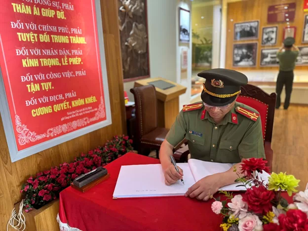 Thanh tra Công an tỉnh về nguồn, dâng hương tưởng niệm Chủ tịch Hồ Chí Minh tại Khu lưu niệm Sáu điều Bác Hồ dạy CAND