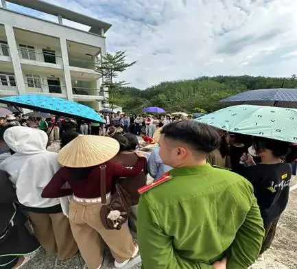 Chi đoàn Công an xã Bum Nưa xung kích, giúp đỡ người dân thu hoạch, tuốt lúa trong mùa thu hoạch