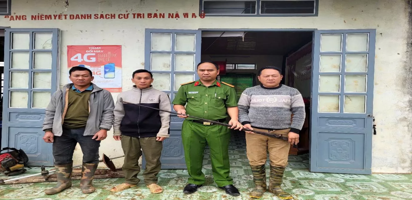 Công an xã Nậm Mạ giúp nhân dân khắc phục hậu quả mưa gió
