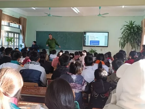 Công an xã Mường Khoa tuyên truyền pháp luật về An ninh mạng, bạo lực học đường và an toàn giao thông cho học sinh
