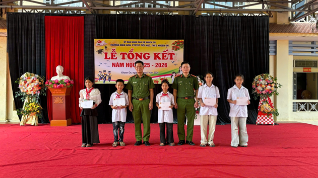 Lãnh đạo Công an xã trao quà cho các em học sinh nghèo vượt khó