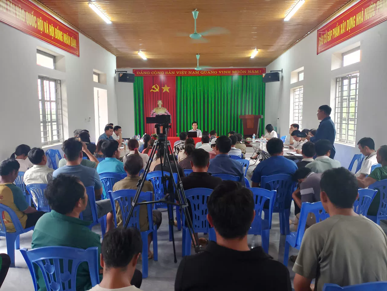 Quang cảnh buổi tuyên truyền tại bản Chu Va 6, xã Bình Lư