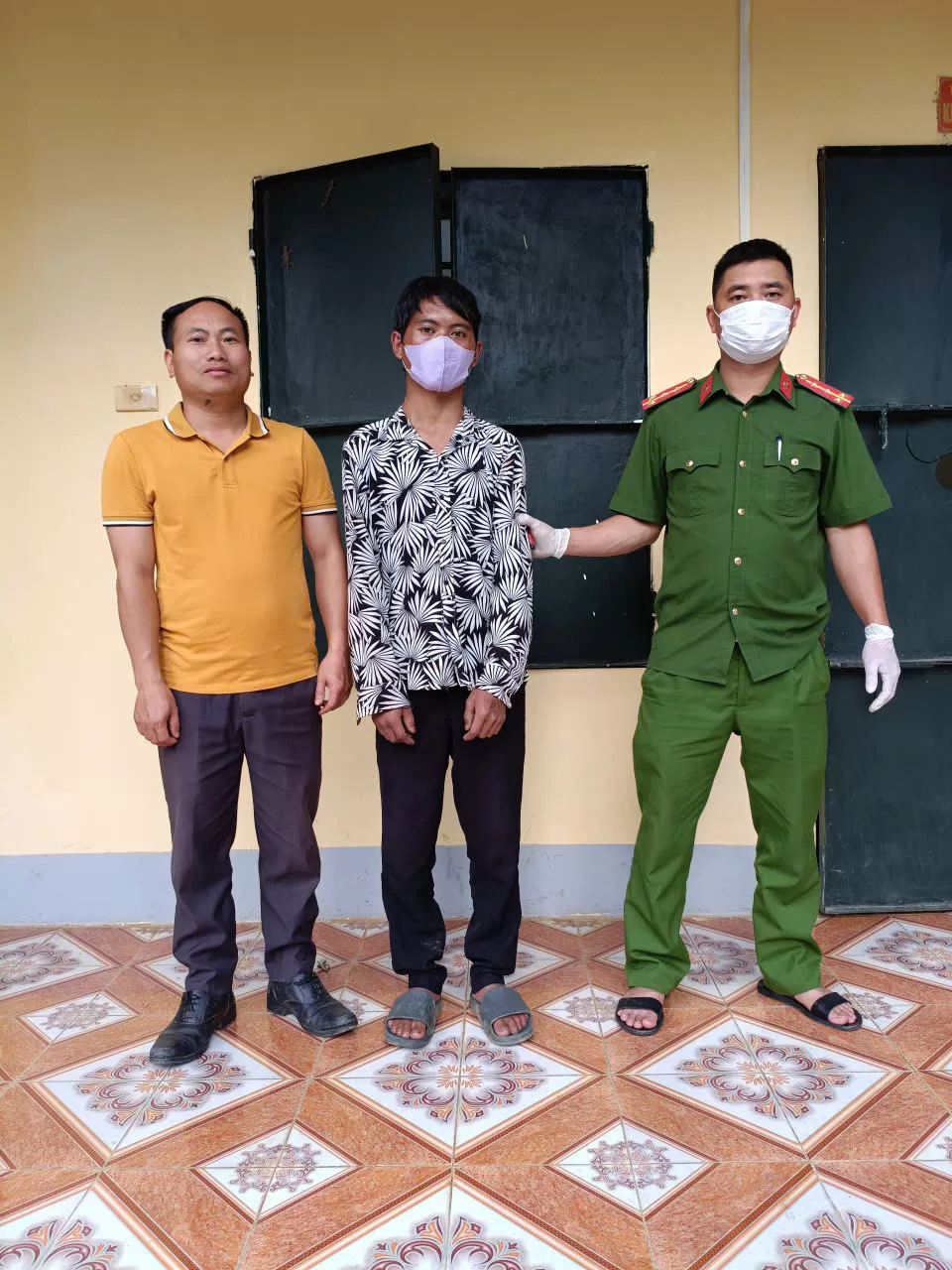 Công an xã bàn giao trường hợp Sào Dì Xa cho Trại tạm giam Công an tỉnh