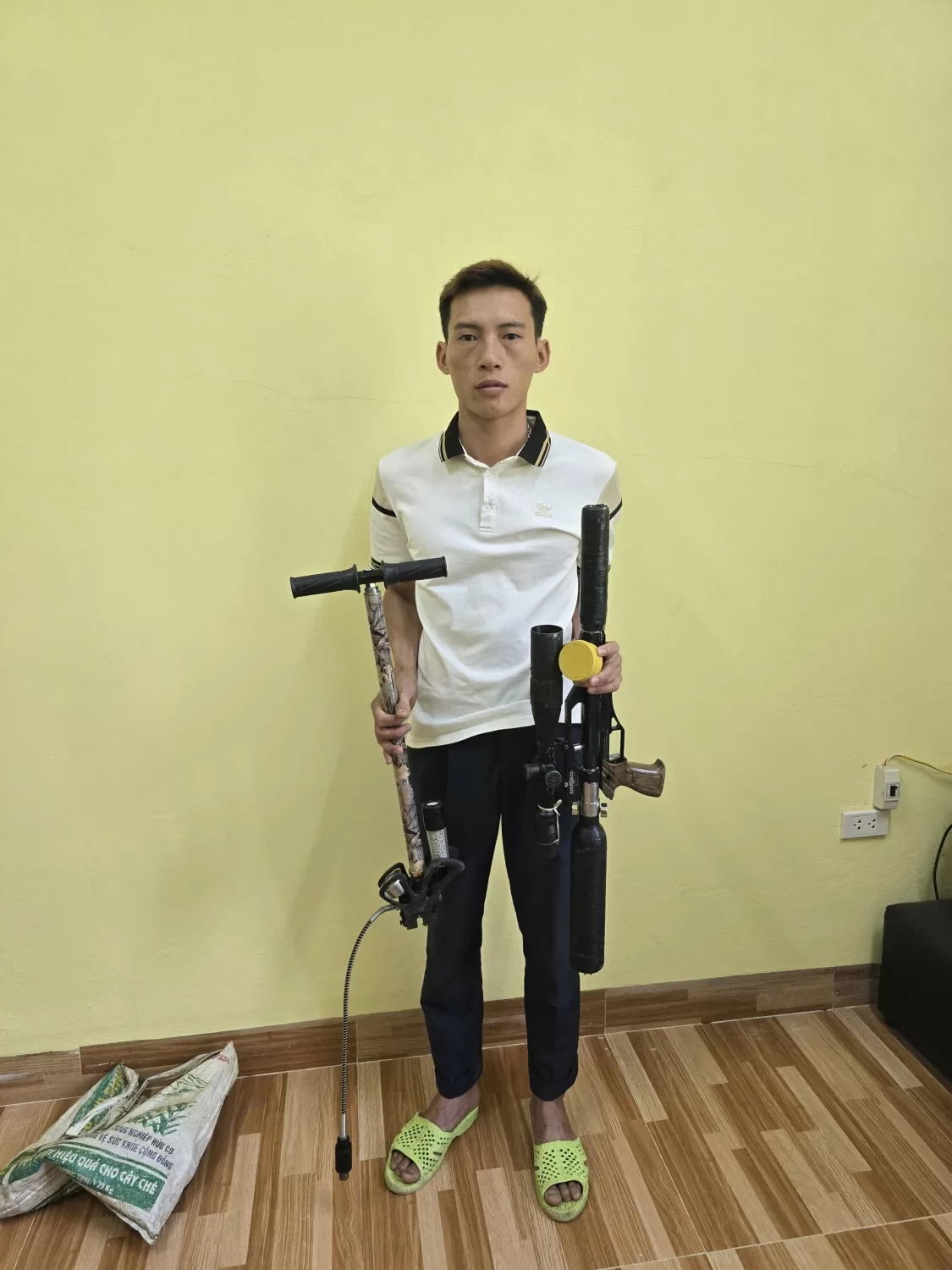 Sở hữu vũ khí quân dụng, nam MC đám cưới bị khởi tố