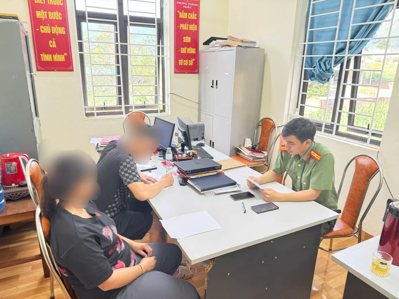 Hình ảnh Công an xã Than Uyên tuyên truyền giải thích cho chị P.T.P và người thân