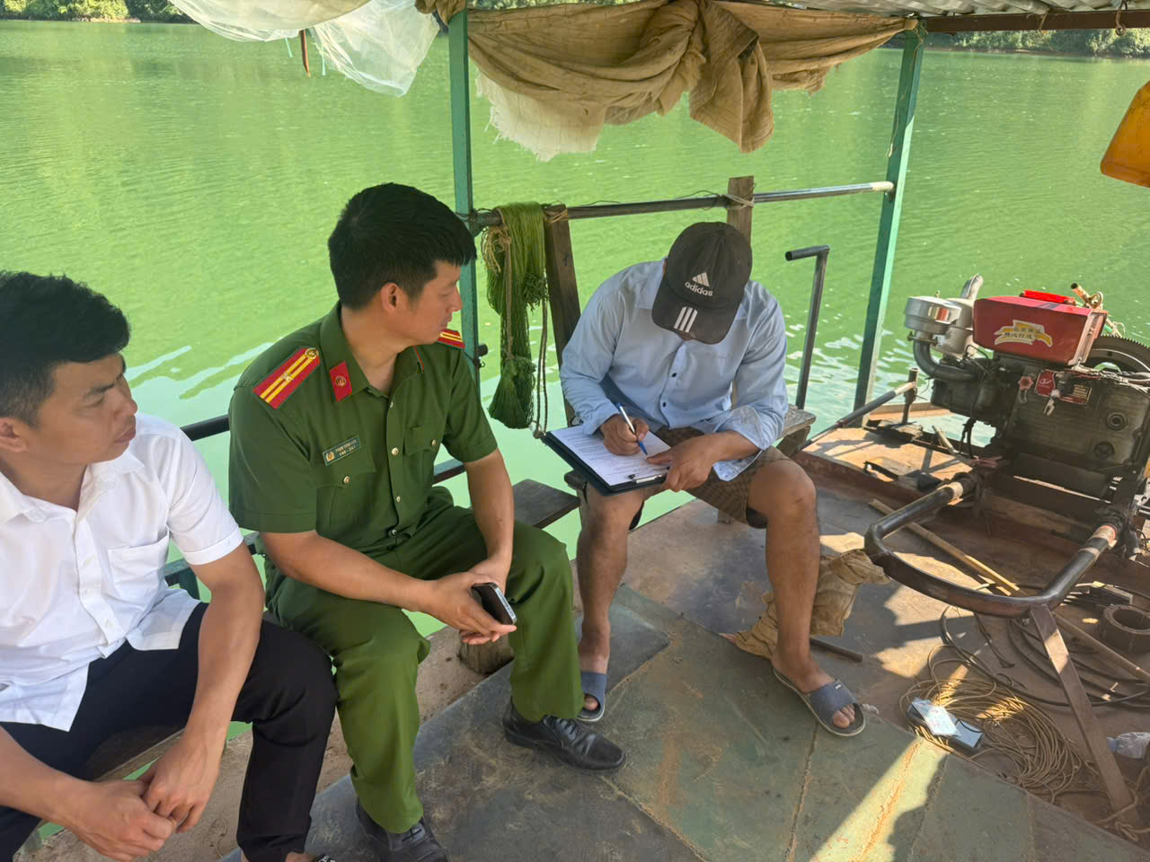 Tuyên truyền, ký cam kết của người dân tham gia lái thuyền