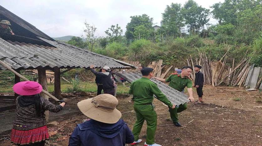 Công an xã hỗ trợ các hộ dân di dời đến nơi an toàn