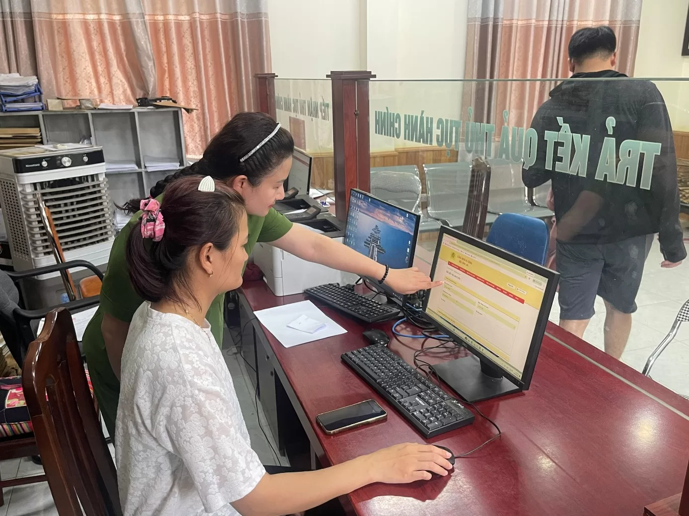 CBCS Công an xã Than Uyên hướng dẫn người dân thực hiện cấp lại Căn cước qua dịch vụ công trực tuyến
